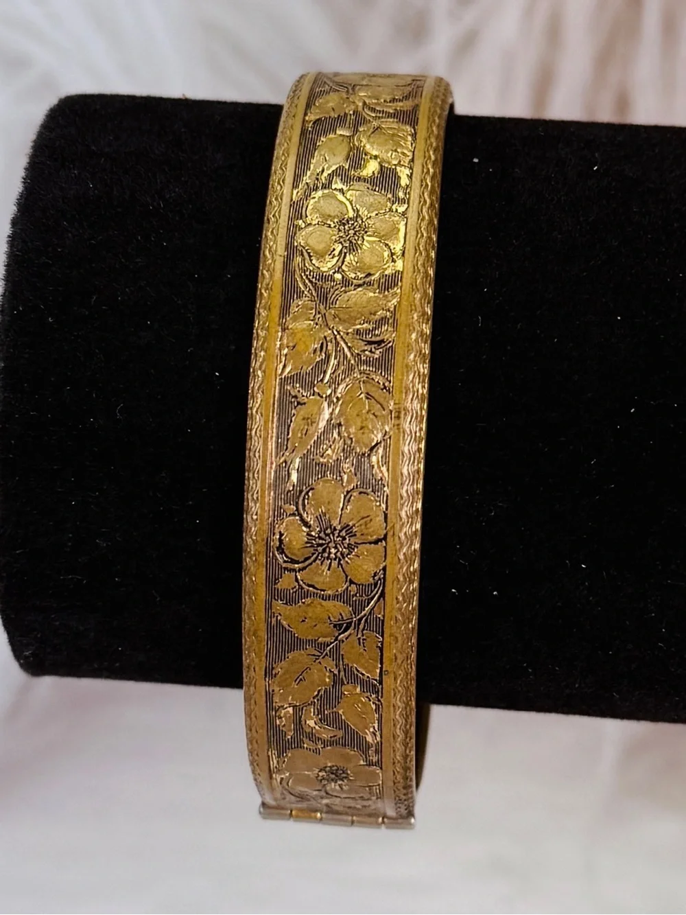 Elegant Floral Gold-Tone Women's Bangle Bracelet